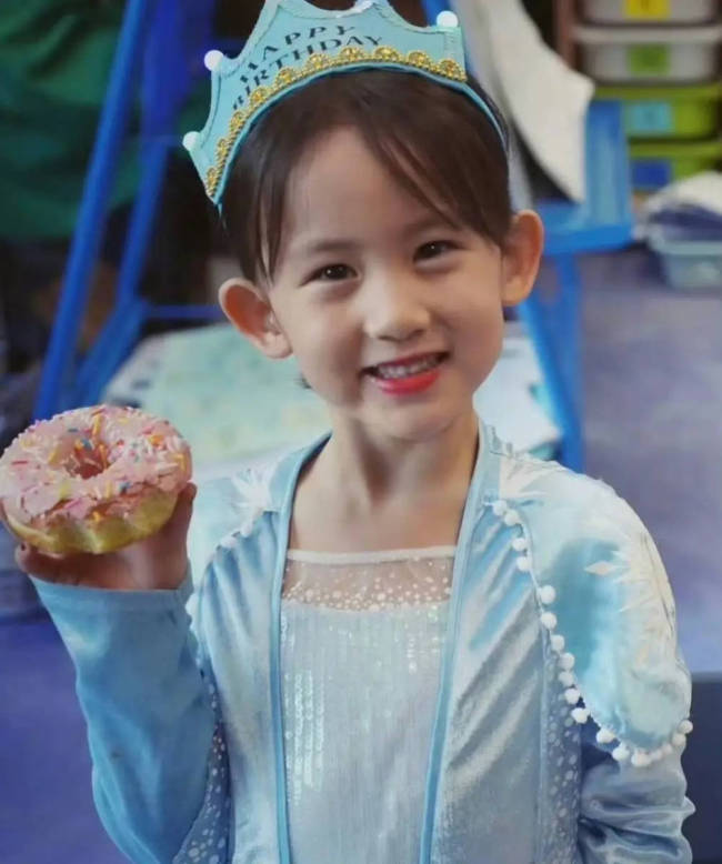 黄磊孙莉二女儿近照曝光！眼睛旁边两颗泪痣好独特