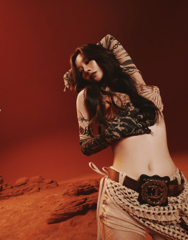 王霏霏穿子弹胸甲锋利夺目 迷你短裤展露腿部线条