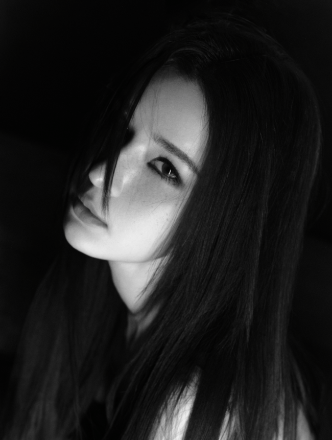 哈尼克孜全黑造型高级酷飒 黑色丝袜衬出冷艳质感