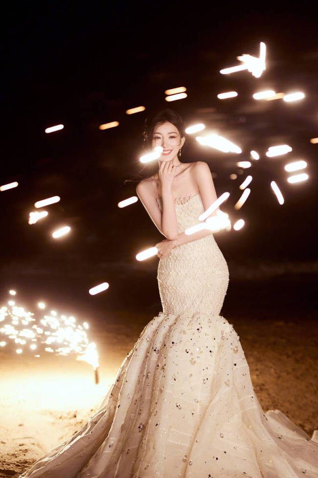 毛晓彤置身烟花丛中梦幻美丽 笑容甜美楚楚动人