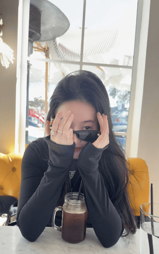 刘亦菲休闲穿搭状态松弛 漫步街头自由随性