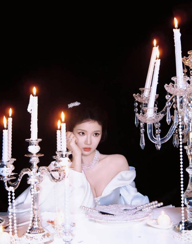 张淼怡穿深V礼服又纯又欲 垂眸沉思更添迷人韵味