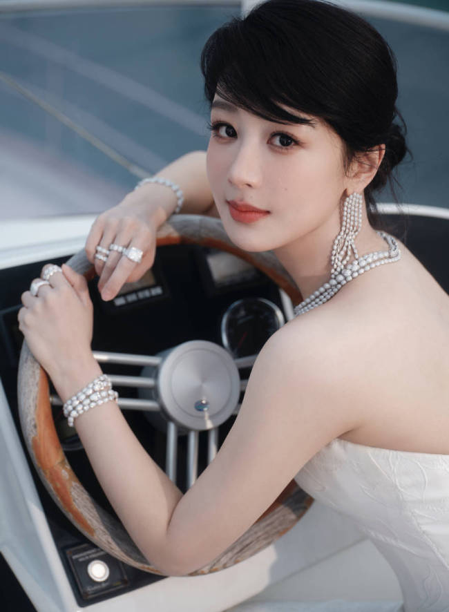 杨紫穿抹胸裙似优雅白天鹅！绽放温柔笑容美貌养眼