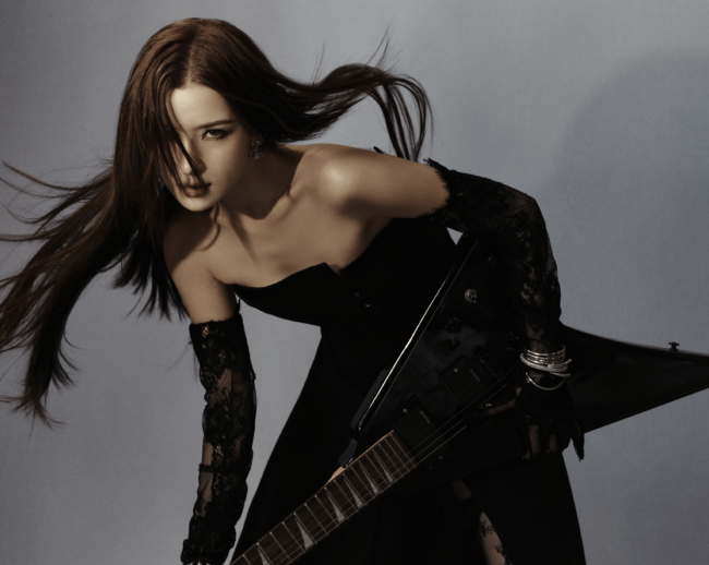 哈尼克孜全黑造型高级酷飒 黑色丝袜衬出冷艳质感