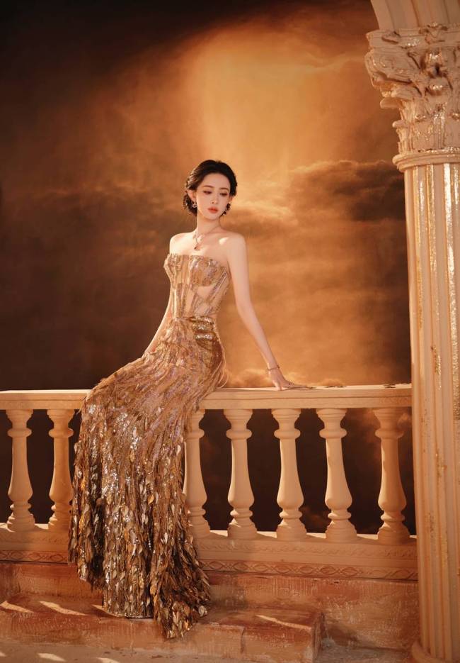 孟子义手持弯弓宛如神女降临 露白皙美背慵懒神秘