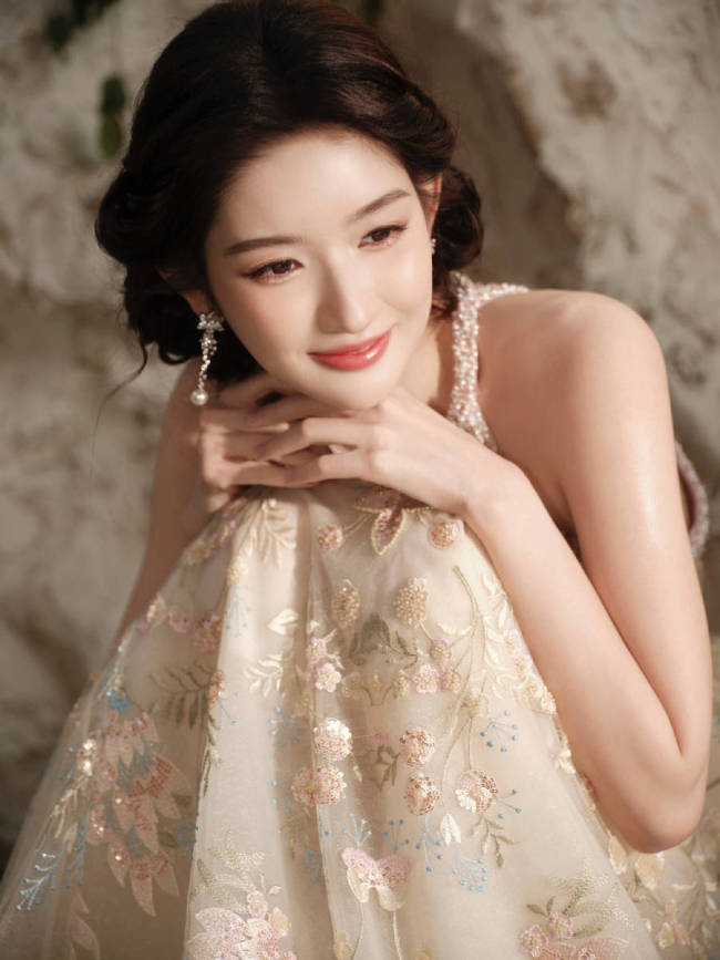 王玉雯珍珠绣花挂脖裙仙气飘飘 托腮甜笑娇俏优雅