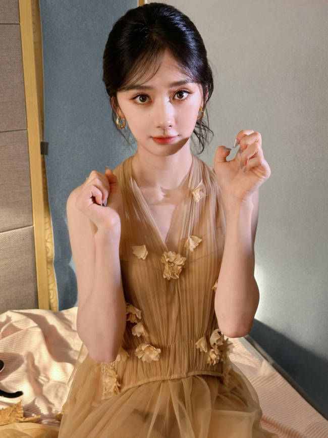 王影璐穿薄纱裙甜笑神采呆萌 乖巧伸懒腰似小猫咪