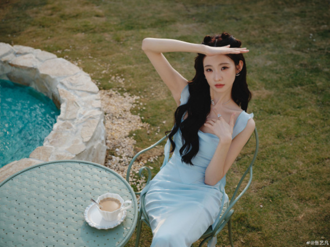 张艺凡穿淡蓝长裙仁和娇俏 抬眸含笑慵懒又纰漏