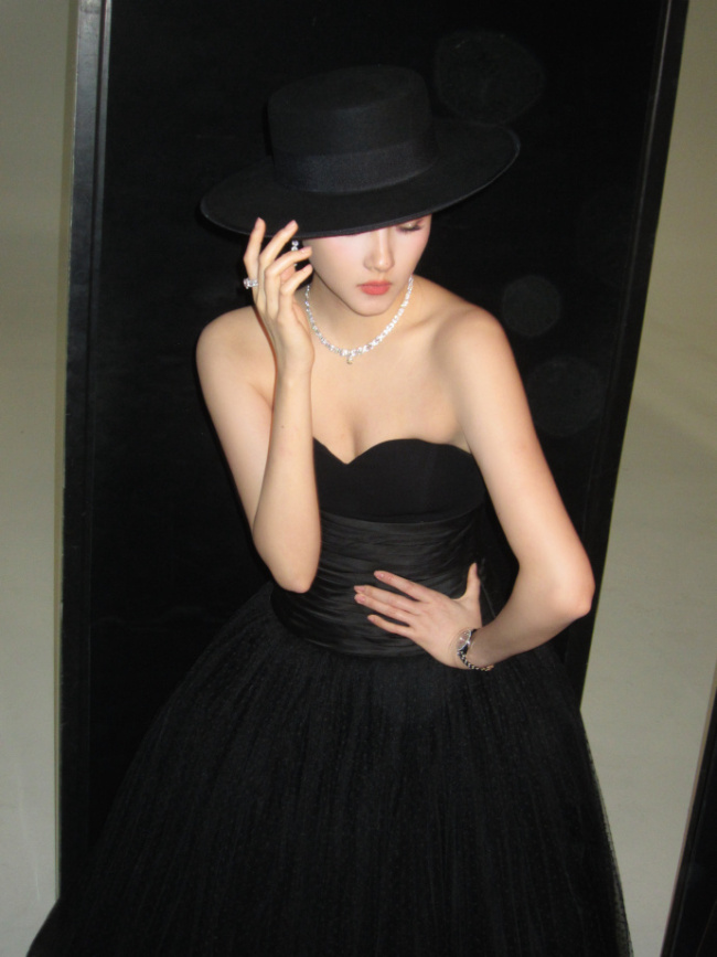 关晓彤穿抹胸纱裙配宽檐黑帽 红唇冷眸优雅又贵气