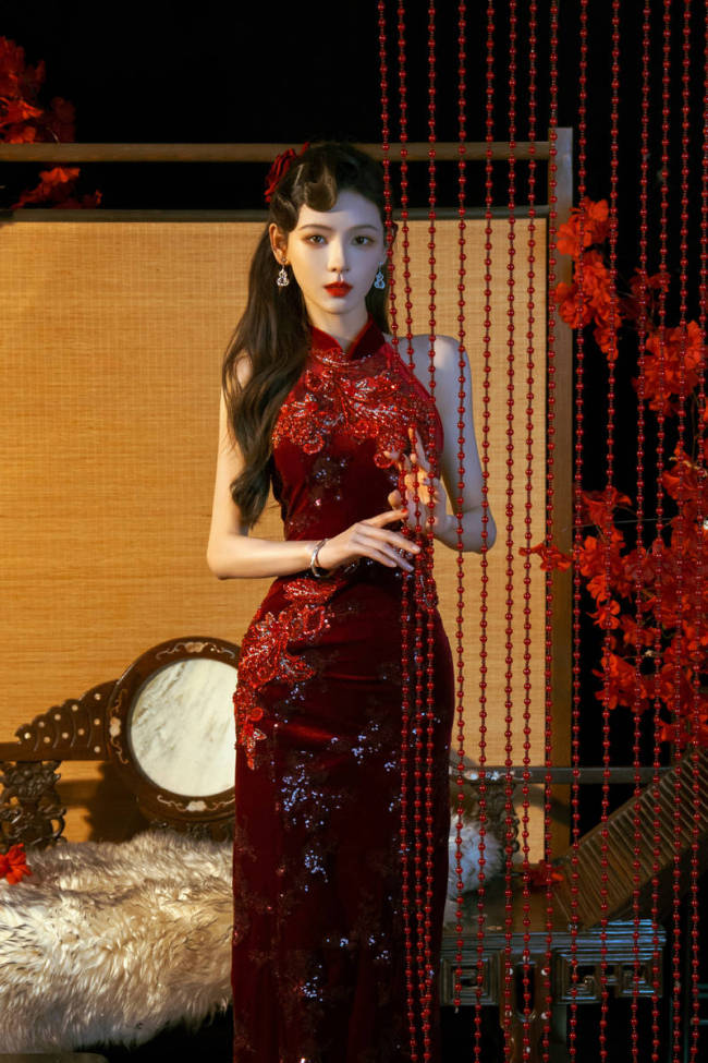 张予曦穿红色旗袍明艳动人!宛若玫瑰女郎性感妩媚