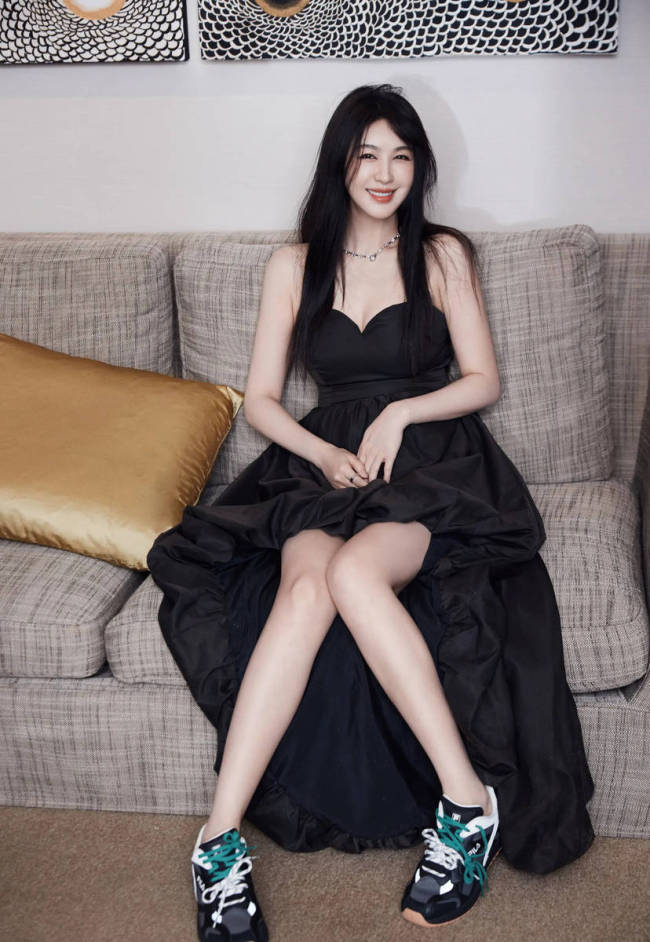 李菲儿穿黑色抹胸裙秀性感身材!修长美腿白嫩吸睛
