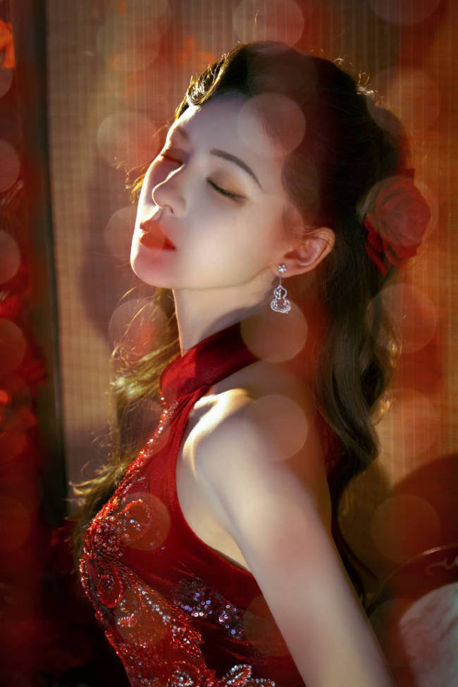 张予曦穿红色旗袍明艳动人!宛若玫瑰女郎性感妩媚