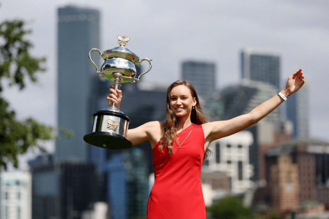 莱巴金娜拍摄澳网冠军写照 红裙明媚笑貌