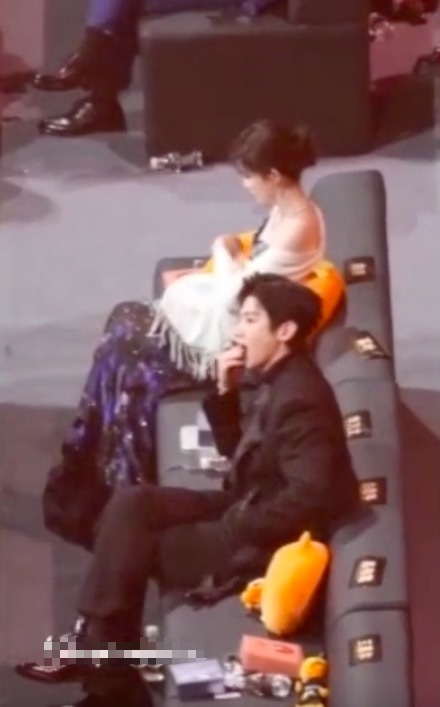 白敬亭偷吃 网友笑问“西装口袋是哆啦A梦百宝袋吗”