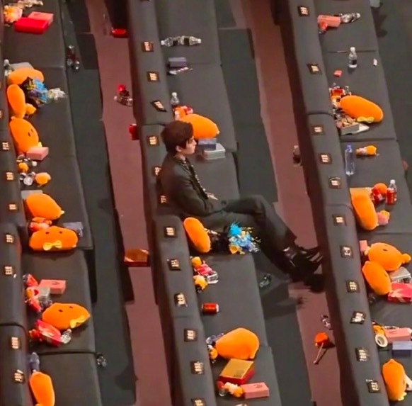 丁禹兮坐到了临了 细节见东谈主品