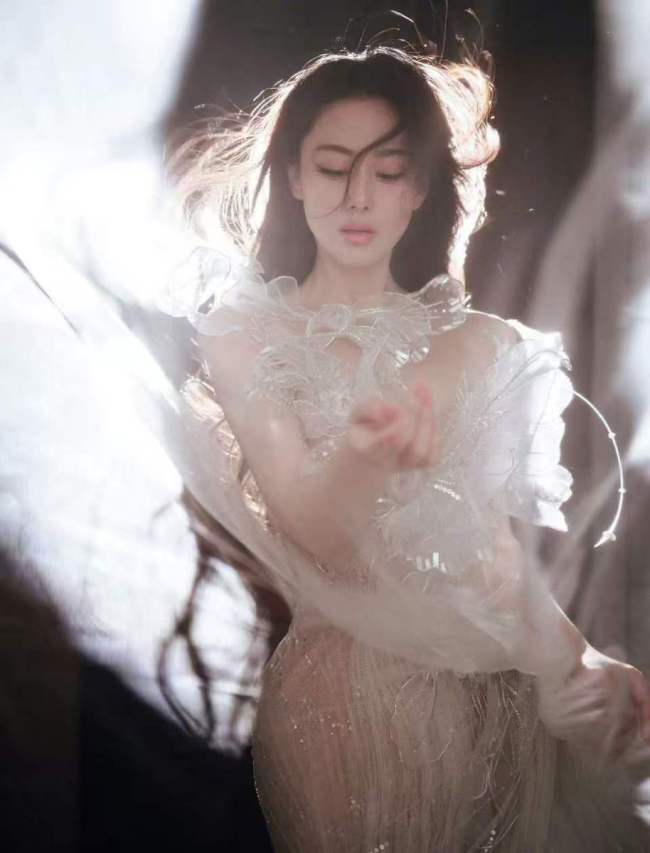 张馨予穿蝴蝶纱裙勾勒完美身材 眼神清冷又妩媚