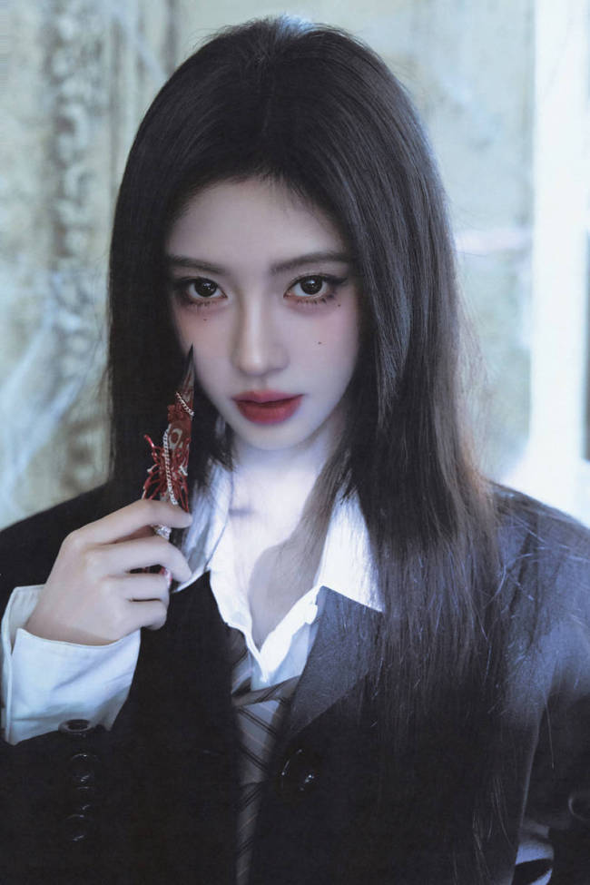 鞠婧祎化身暗黑学院风阴郁少女!眼神犀利气场全开
