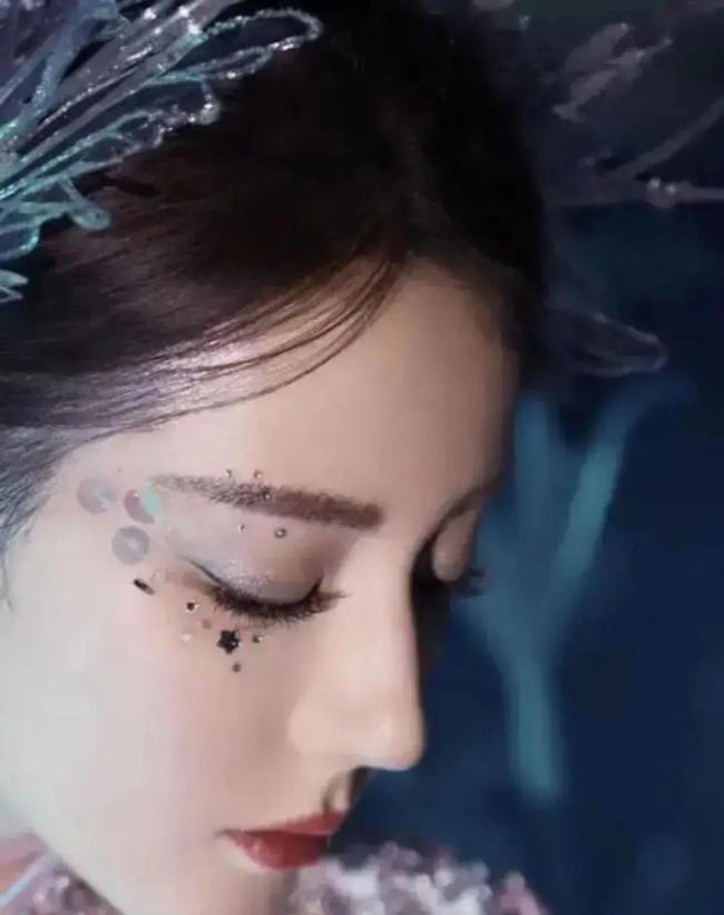 迪丽热巴春晚化妆师曾是爆款制造机 争议继续