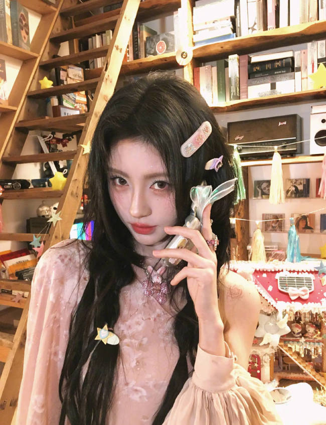 鞠婧祎梦幻少女风穿搭美到犯规!嘟嘴卖萌可爱迷人