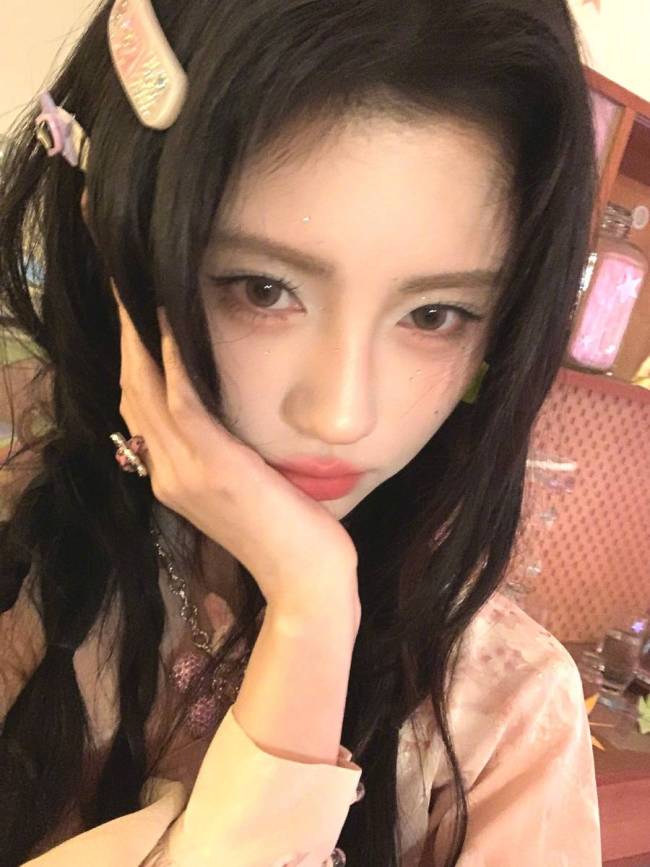 鞠婧祎梦幻少女风穿搭美到犯规!嘟嘴卖萌可爱迷人