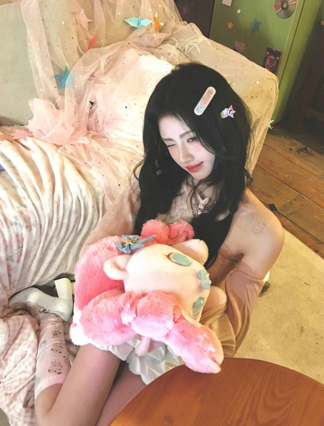 鞠婧祎梦幻少女风穿搭美到犯规!嘟嘴卖萌可爱迷人