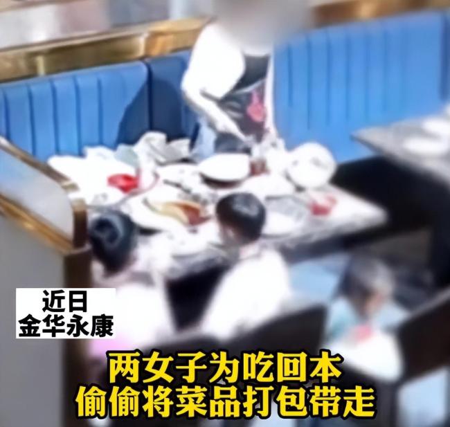 两女孩吃烧烤将店内小猫装包带走