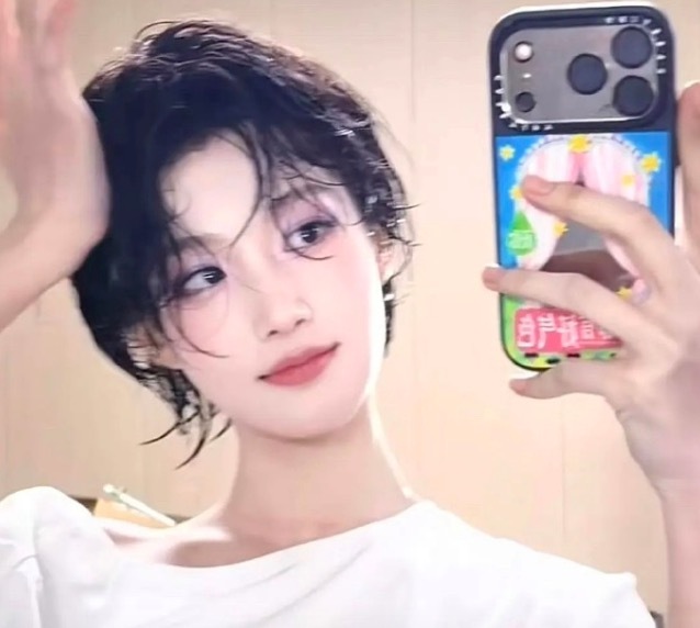 卢昱晓湿短发造型 网友：“帅到脸红心跳”“迷晕人”