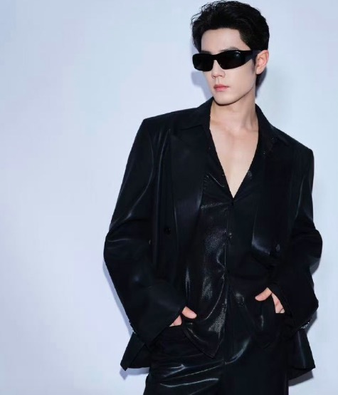 肖战黑色亮面皮革 禁欲又撩人