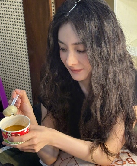 杨幂汤圆头像 羊毛卷甜妹造型太绝了