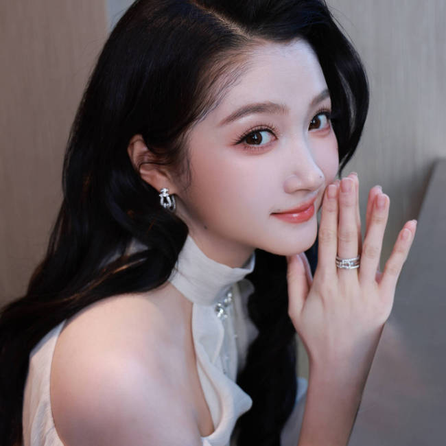 关晓彤穿轻纱连衣裙秀好身材!妆容精致气质优雅