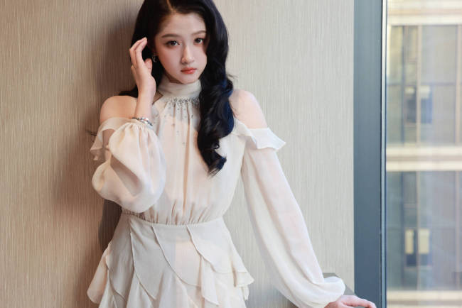 关晓彤穿轻纱连衣裙秀好身材!妆容精致气质优雅