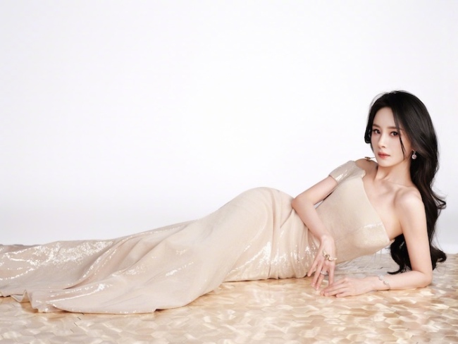 杨幂穿裸色长裙温柔大方 露香肩笑容浅浅仪态万千