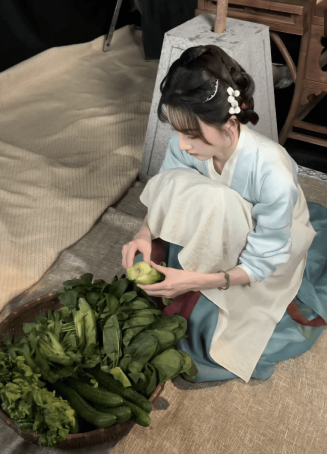 宋祖儿变身软萌小厨娘 抱着菜篮子乖巧可爱