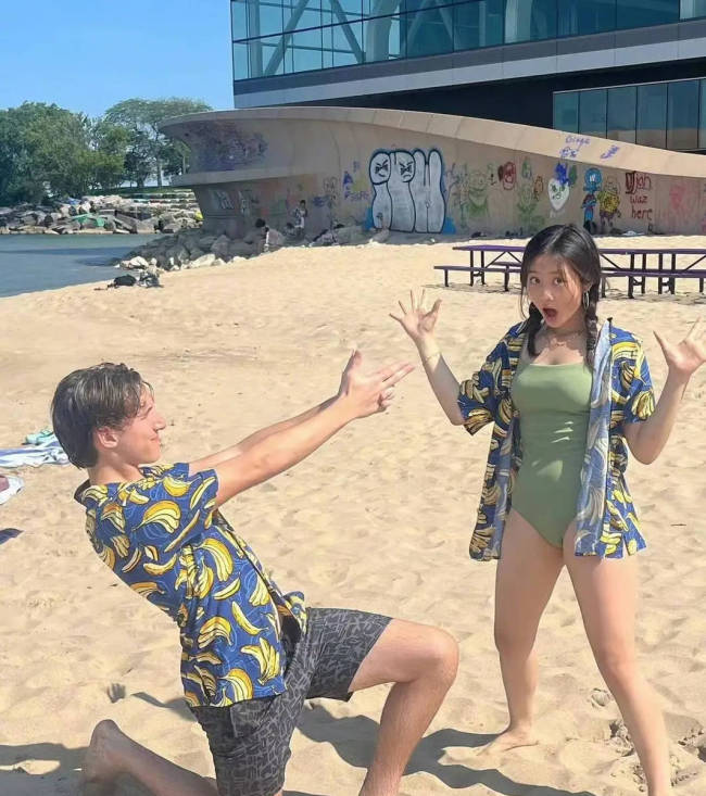黄多多海边比基尼照曝光!秀曼妙身姿少女感十足