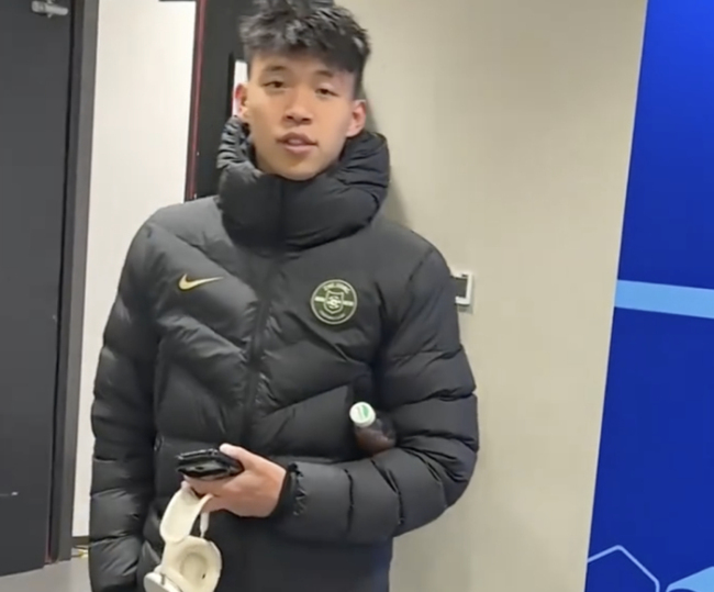 被批态度差！19岁王钰栋拿MVP后冷脸离开+仅答1问题 疑似回击嘘声 球迷嘘声惹争议