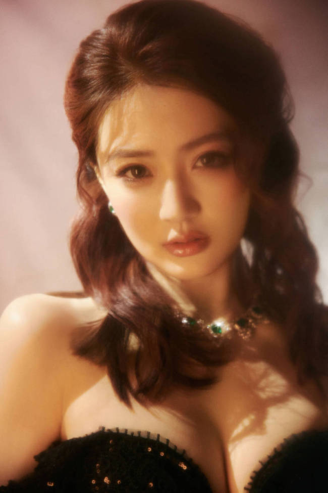 徐璐穿黑色亮片抹胸裙秀好身材！宛若性感油画女郎