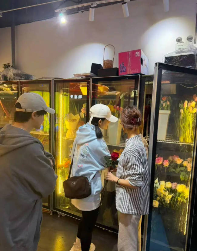 谢娜休闲穿搭夜骑赴花店 为张杰送花尽显夫妻甜蜜