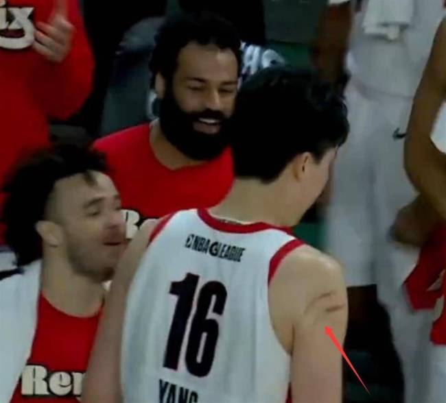 混音官方称赞杨瀚森关键2+1!振臂大喊与队友庆祝 开心露出笑容 下半场完成蜕变