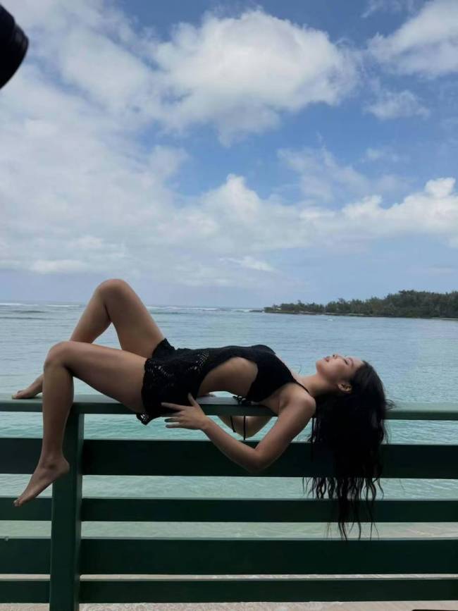 Jennie穿豹纹比基尼慵懒随性 曲线绝美超有生命力