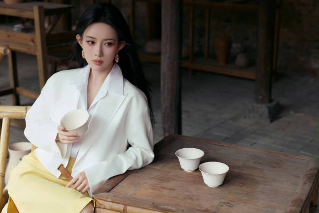 孟子义现身景德镇 白西装配黄色半裙优雅又明媚