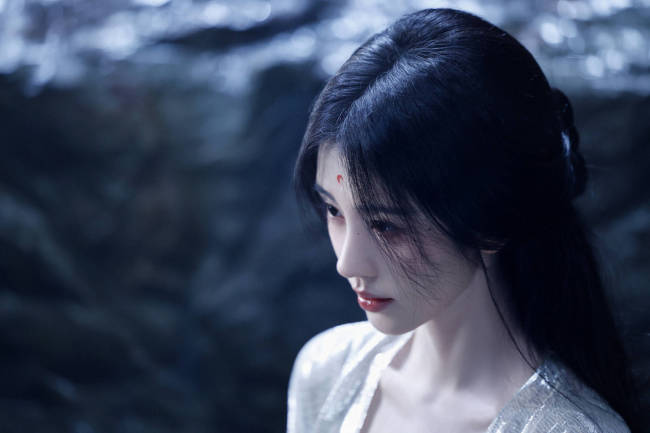 鞠婧祎着银纱古装水中出镜 湿发造型清冷出尘