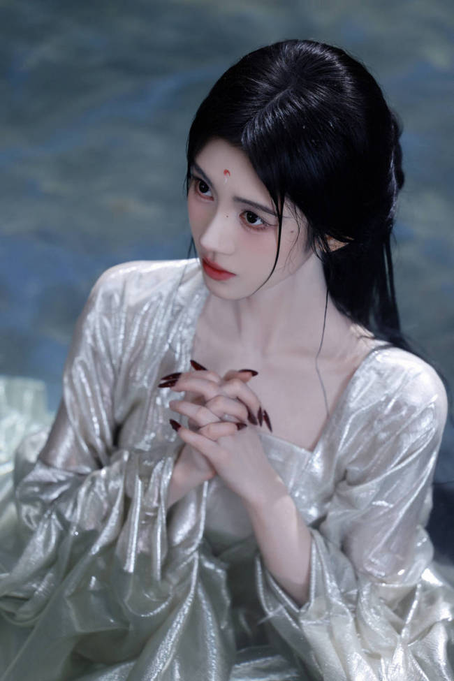 鞠婧祎着银纱古装水中出镜 湿发造型清冷出尘