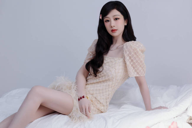 杨紫穿蕾丝裙美腿修长 头戴粉色小卡子娇俏又少女