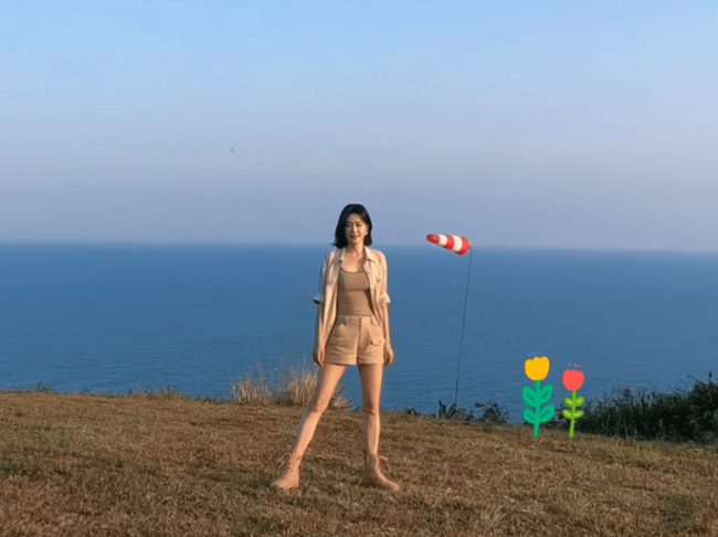 秦岚晒海边美照活力满满!穿超短裤秀美腿身材性感