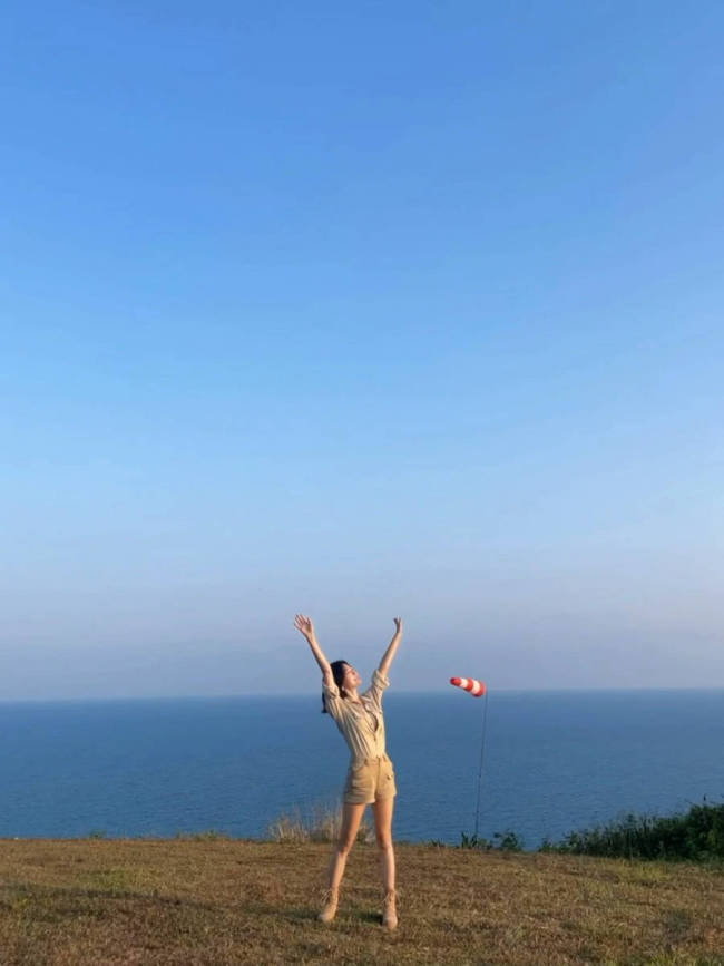 秦岚晒海边美照活力满满!穿超短裤秀美腿身材性感