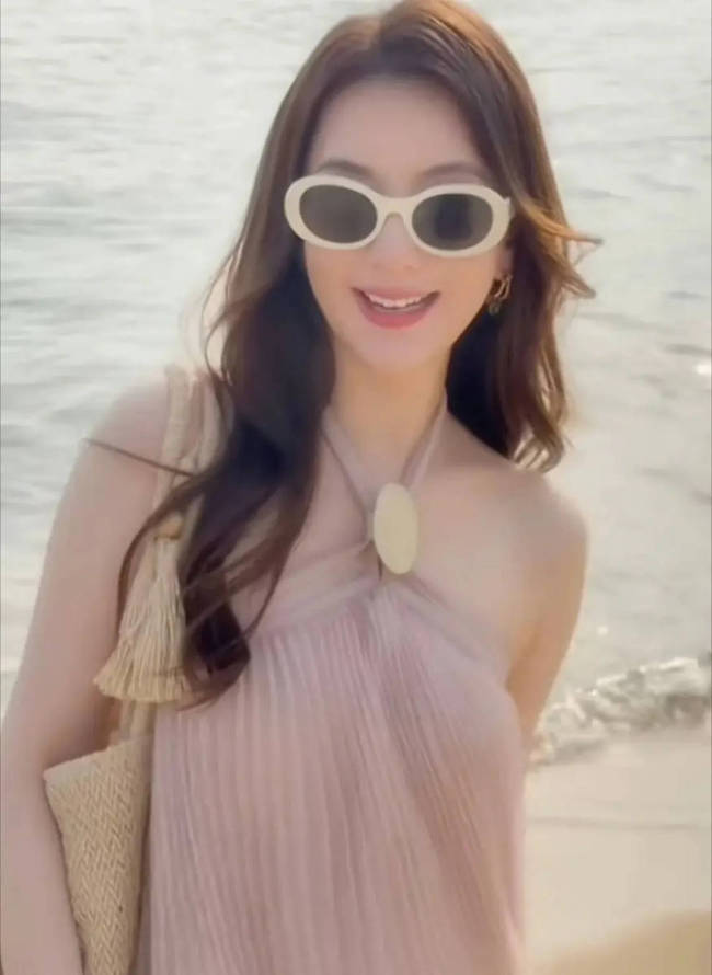 郭富城妻子带女儿去海边度假!粉色纱裙少女感满满