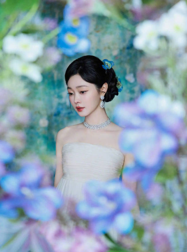 宋轶穿抹胸白裙置身花海 宛如油画里走出的公主