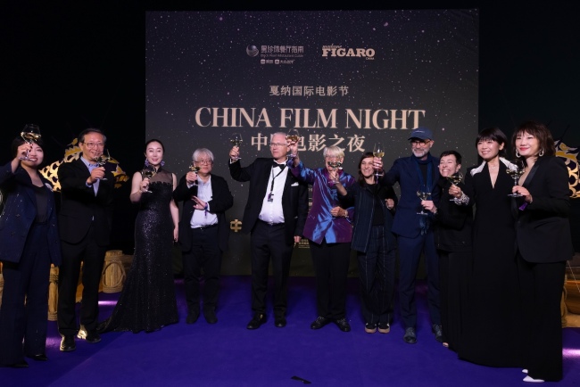 各大电影节主席及负责人上台为电影和友谊共同举杯