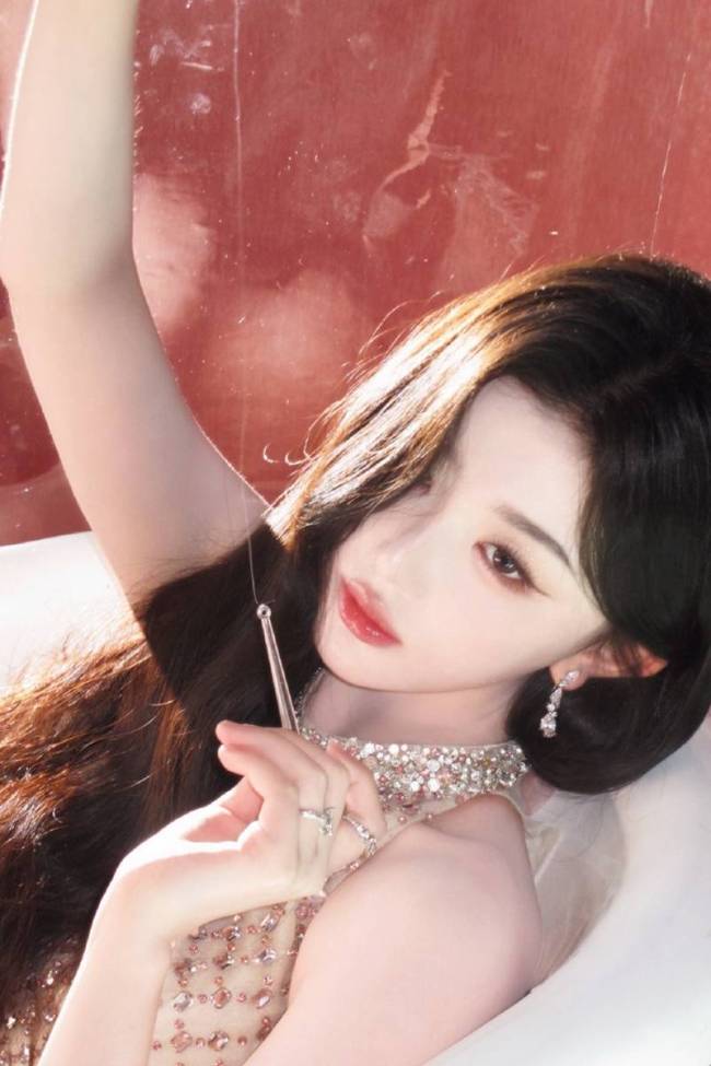 孔雪儿亮片裙闪耀出众 温柔撩人氛围感十足