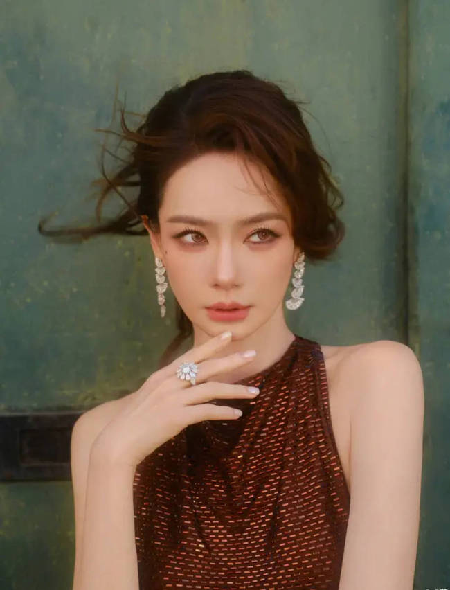 戚薇为出片穿着单薄被风吹 美貌依旧权威